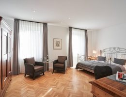Doppelzimmer mit Schreibtisch und Sitzecke im Hotel Goldener Engel Speyer