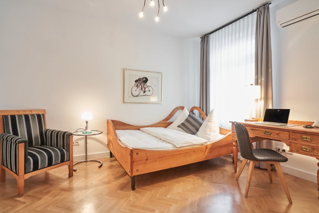 Französisches Bett mit Schreibtisch und Sitzecke im Hotel Goldener Engel Speyer